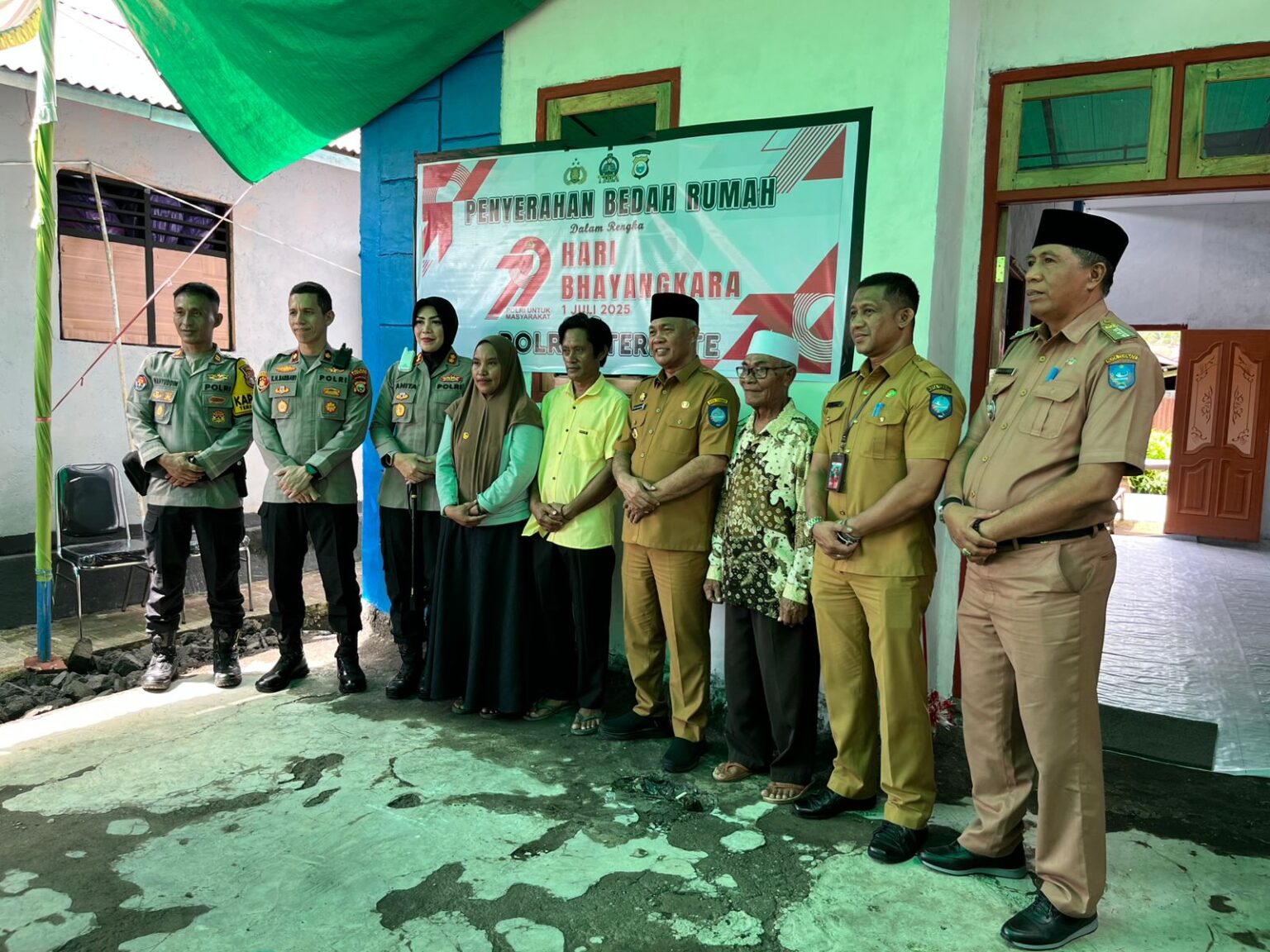 Pemkot Ternate Serahkan Kunci Rumah Layak Huni Kepada Satu KK di Tubo